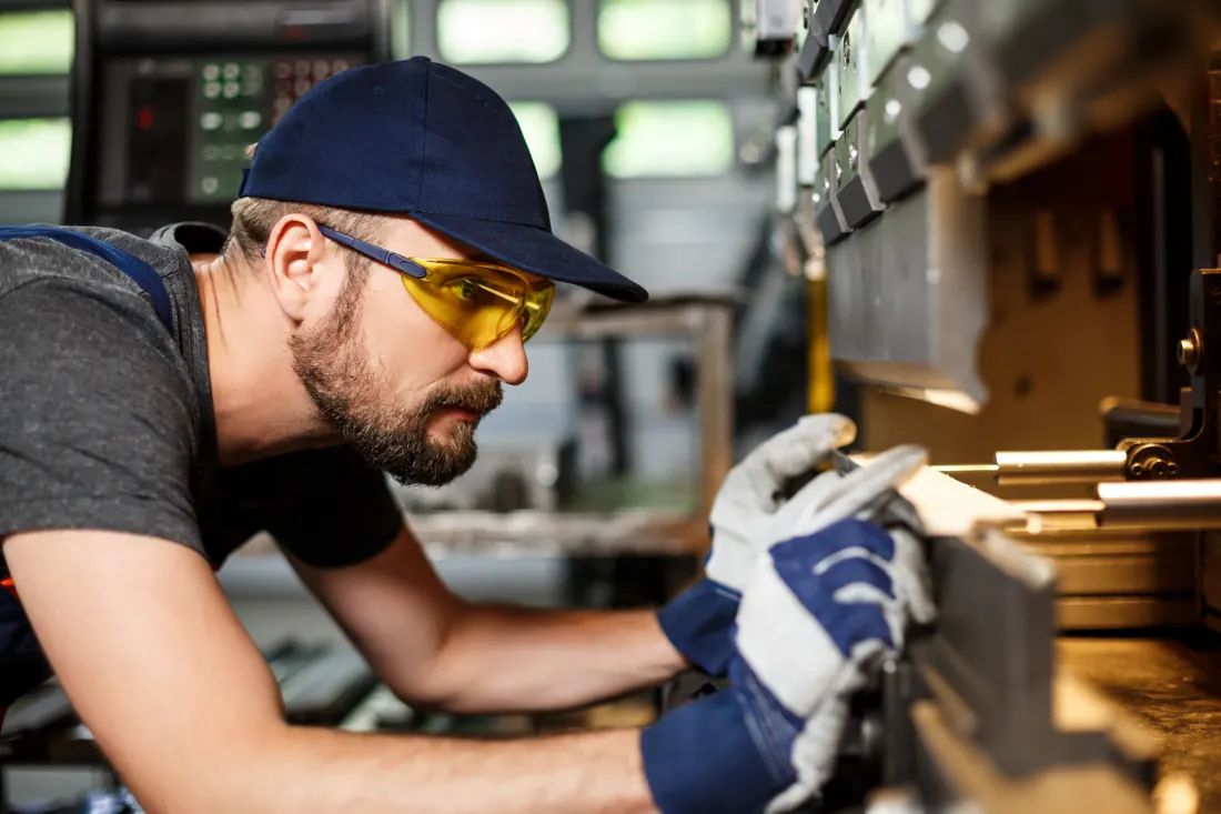 Especialista trabajando en maquinaria industrial